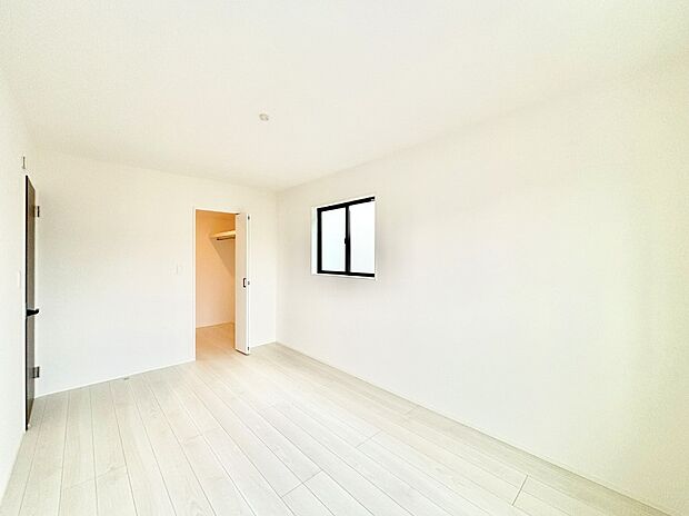 ウォークインクローゼットがあるお部屋!季節ごとの入れ替えも不要で便利です。