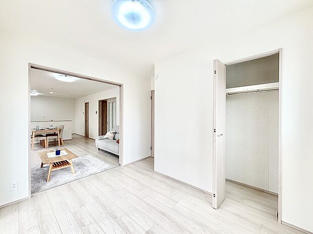 リビング隣接の洋室は個室としても利用できます