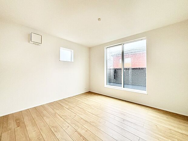 バルコニーが開放感をプラスしてくれる洋室