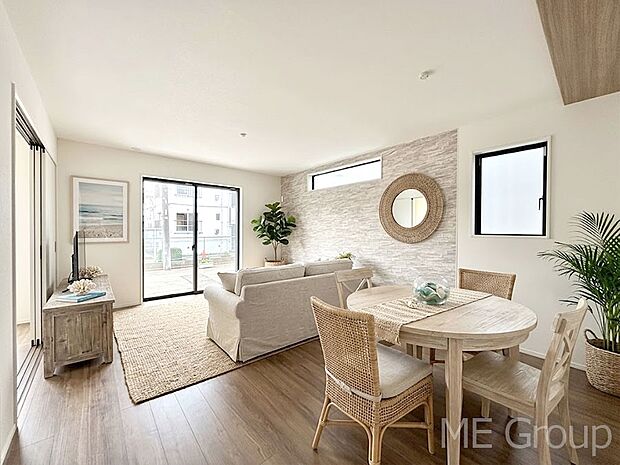 大きな窓からたっぷりの陽光と風を感じられるリビング ※家具はCGです