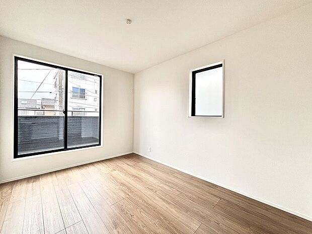 バルコニーが開放感をプラスしてくれる洋室