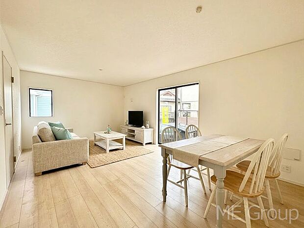 ご家族の賑やかな話し声で包まれる明るいリビング ※家具はCGです