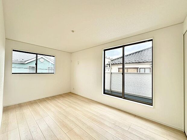 明るいバルコニーサイドに洋室を設置。目覚めの良い寝室に。