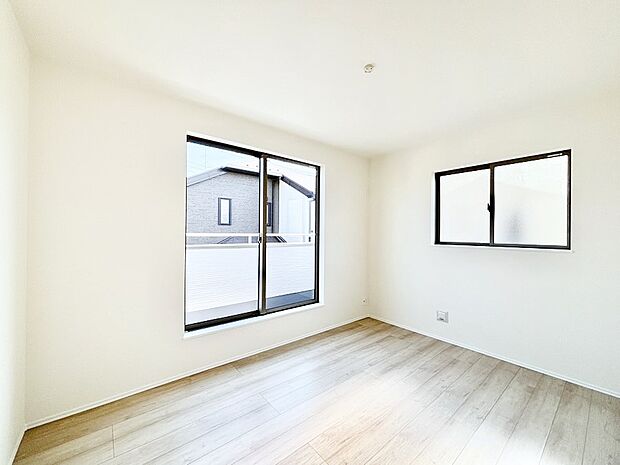 バルコニーが開放感をプラスしてくれる洋室