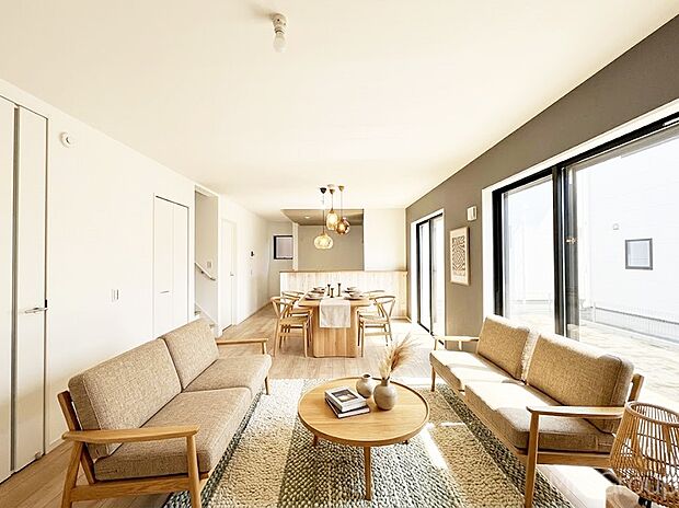 落ち着いた雰囲気のLDKは家族みんなの快適空間※家具はCGです