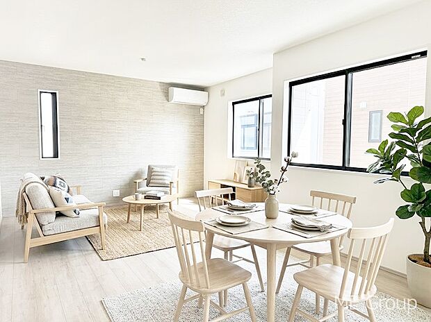 家族の和やかな会話が聞こえてきそう。開放感のあるリビングです。※家具はCGです