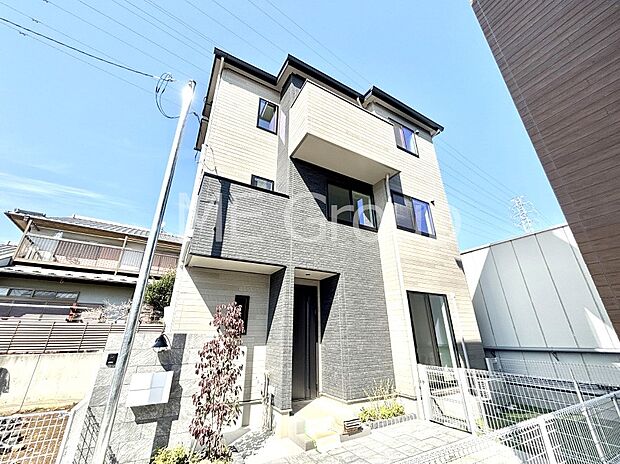 堂々完成!たっぷりの陽光と開放感に包まれる明るい住まい。