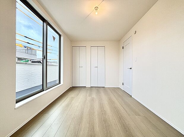 バルコニーが開放感をプラスしてくれる洋室