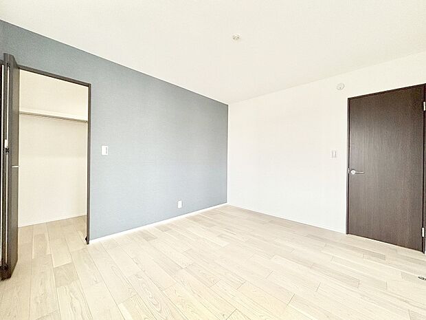 ウォークインクローゼットがあるお部屋!季節ごとの入れ替えも不要で便利です。