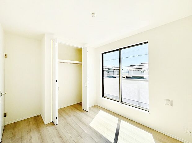 バルコニーからたっぷり入ってくる陽光がお部屋全体を優しく包み込みます!