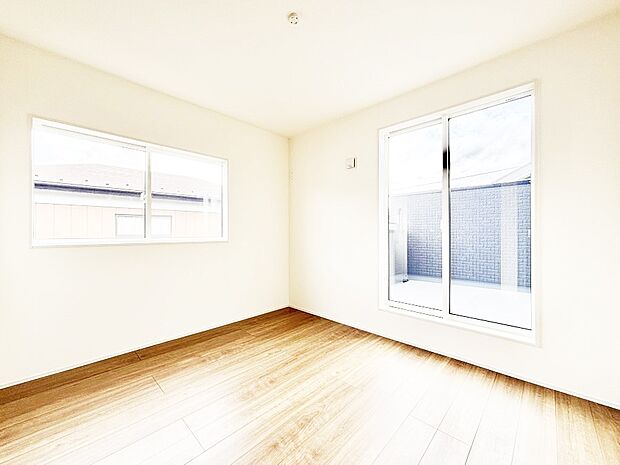 バルコニーが開放感をプラスしてくれる洋室