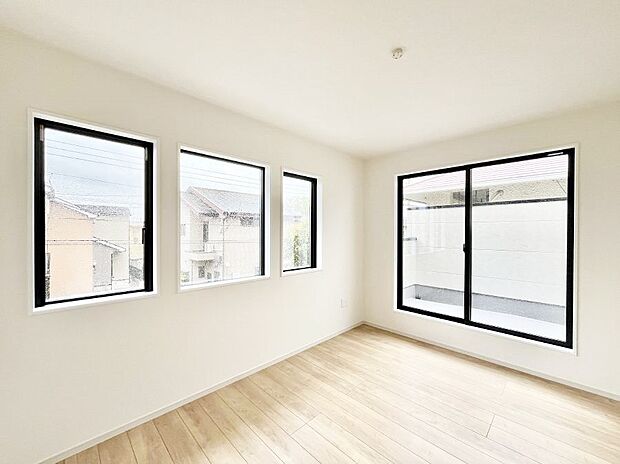 バルコニーが開放感をプラスしてくれる洋室