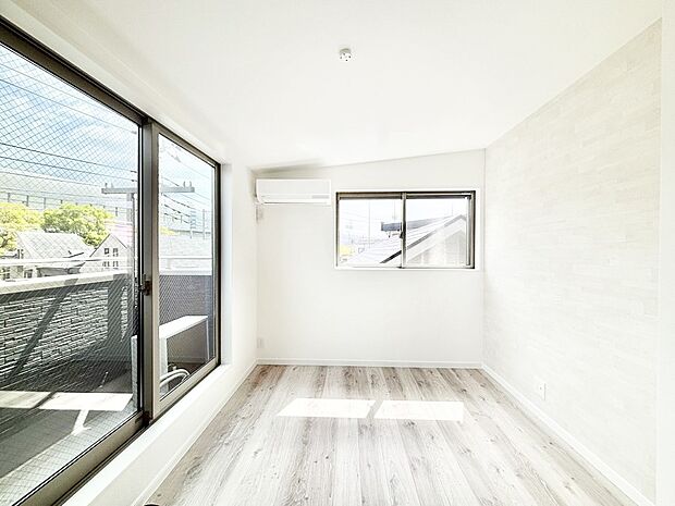 バルコニーが開放感をプラスしてくれる洋室