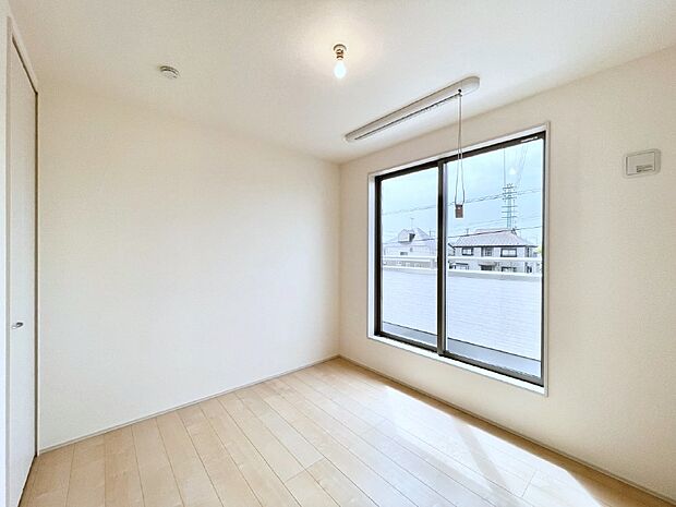 バルコニーが開放感をプラスしてくれる洋室