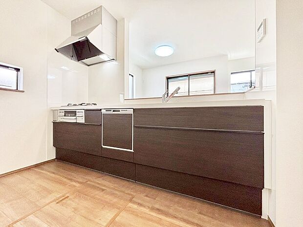 爽やかな風が通り抜けるキッチン。窓があるので明るく換気にも役立ちます。