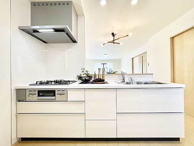 リビングを見渡せる人気のカウンターキッチン。 家族を見守りながら家事をすることができます。