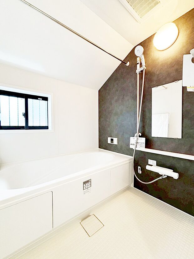 一日の疲れを癒してくれる明るい清潔感のあるバスルーム