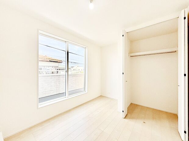 クローゼット付きのお部屋でスッキリとした空間でゆったり寛げます！