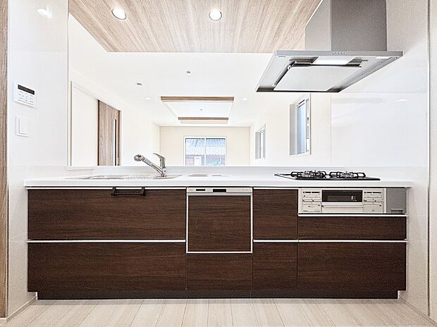 リビングを見渡せる人気のカウンターキッチン。 家族を見守りながら家事をすることができます。