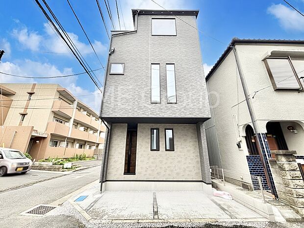 洗練された外観、上質な住空間が広がる室内は永く安心して過ごせる住居です。 　
