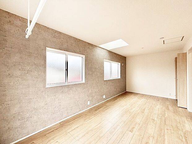 ライフスタイルに合わせて2部屋として利用できる広々とした洋室。
