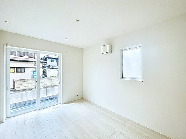 爽やかな日差しがお部屋全体を優しく包み込んでくれます。室内物干し付き。
