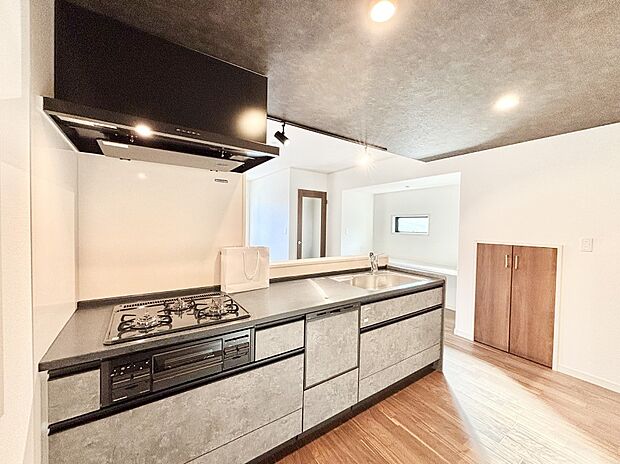 【ダイニングキッチン】リビングで遊ぶお子様を見守りながらお料理ができる対面キッチン。