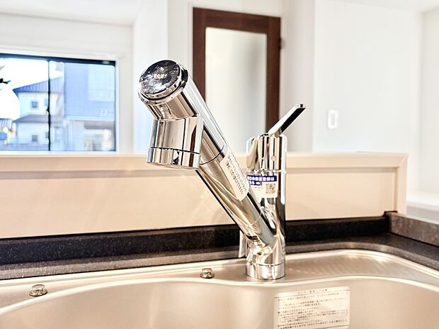 【その他設備(浄水器)】いつでも清潔なおいしいお水を。一つの水栓で水道水と浄水を使い分け。