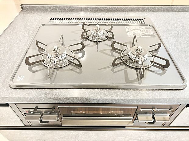 【その他設備(三ツ口コンロ)】三口ガスコンロでお料理が一気にはかどりそう。  