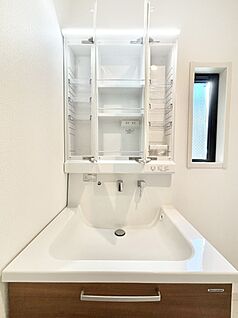 その他設備(三面鏡裏収納)