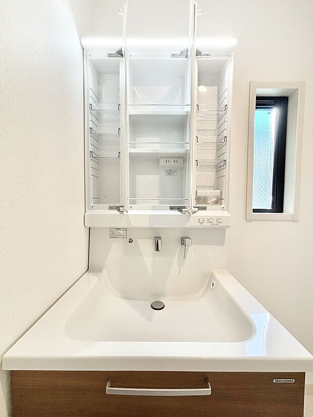 【その他設備(三面鏡裏収納)】三面鏡の裏に、化粧品や衛生用品などを収納可能。洗面台をすっきりと保ちます!