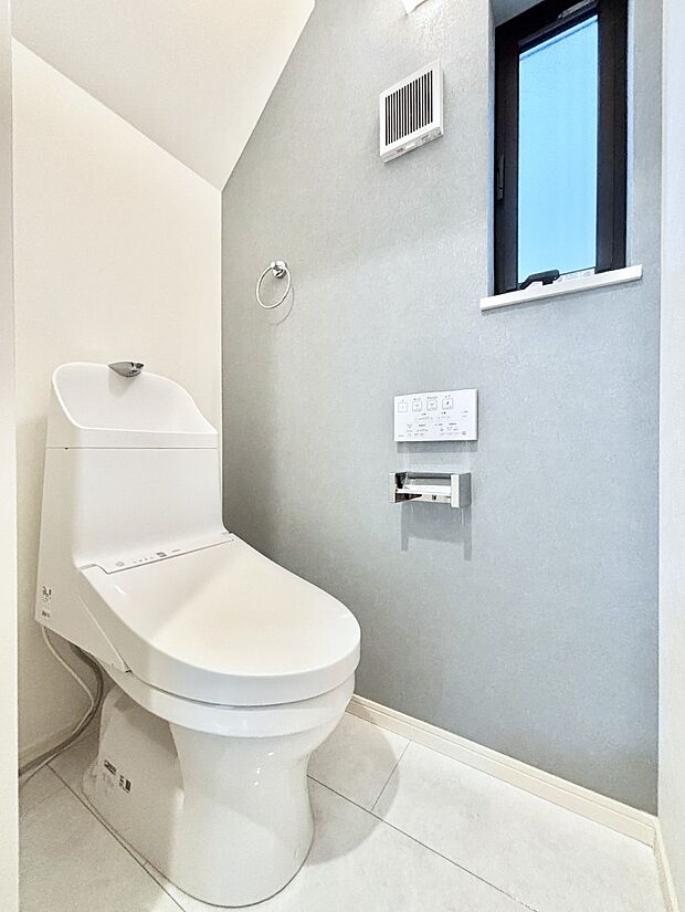 【トイレ】トイレは1階と2階それぞれに配置されていてとても便利です。