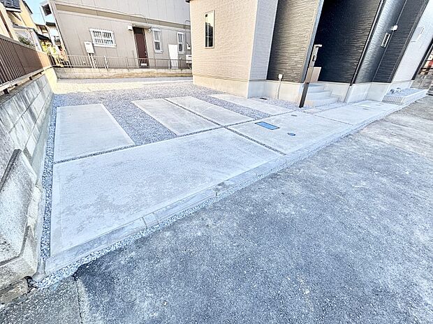 【駐車場】駐車2台可能！急なお客様の駐車に。また、ご家族の自転車スペースとしても大活躍。