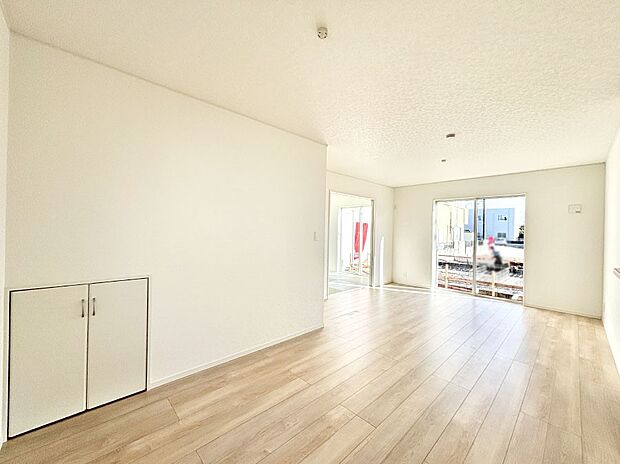 【リビングダイニング】大きな窓からたっぷりの陽光と風を感じられるリビング