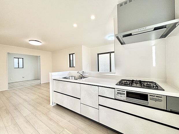 【ダイニングキッチン】リビングで遊ぶお子様を見守りながらお料理ができる対面キッチン。  