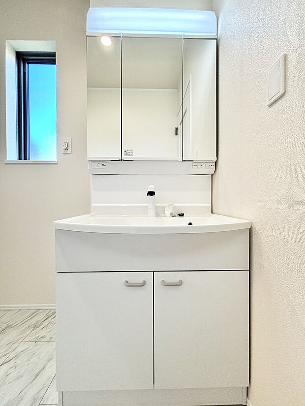 【洗面台・洗面所】大きく見やすい三面鏡で清潔感ある洗面台は、身だしなみチェックや肌のお手入れにおすすめです。