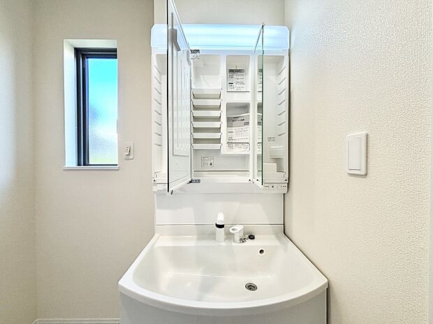 【その他設備(三面鏡裏収納)】三面鏡の裏に、化粧品や衛生用品などを収納可能。洗面台をすっきりと保ちます！