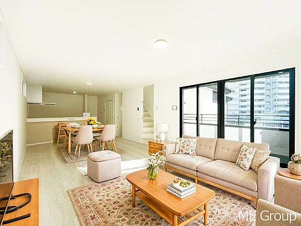 【リビング】大きな窓からたっぷりの陽光と風を感じられるリビング※家具はCGです