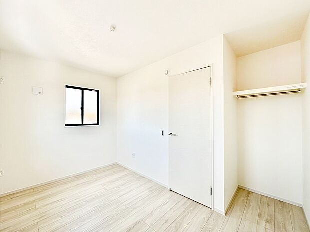 【寝室】使いやすい形でベットや家具の置き方にも困ることもありません。