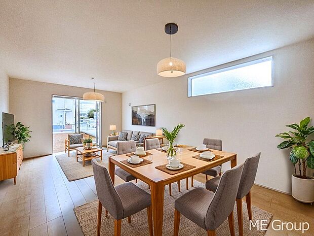 【リビング】ご家族の賑やかな話し声で包まれる明るいリビング  ※家具はCGです