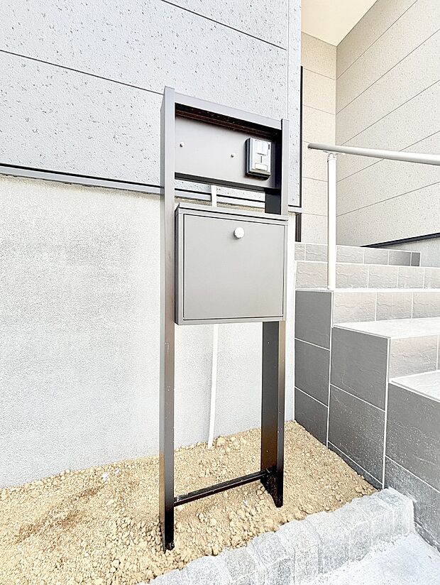 【その他現地】シンプルデザインのポスト。