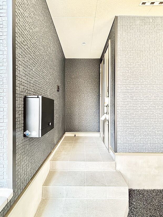 【玄関】大切な家族、来客を出迎える玄関。