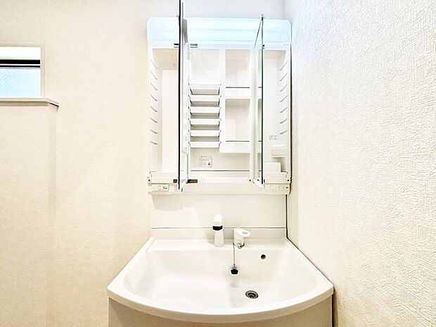 【その他設備(三面鏡裏収納)】三面鏡の裏に、化粧品や衛生用品などを収納可能。洗面台をすっきりと保ちます!
