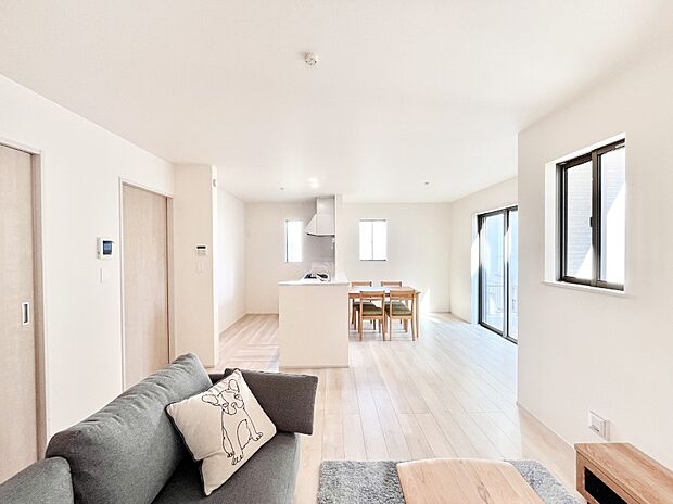 【リビング】ご家族の賑やかな話し声で包まれる明るいリビング