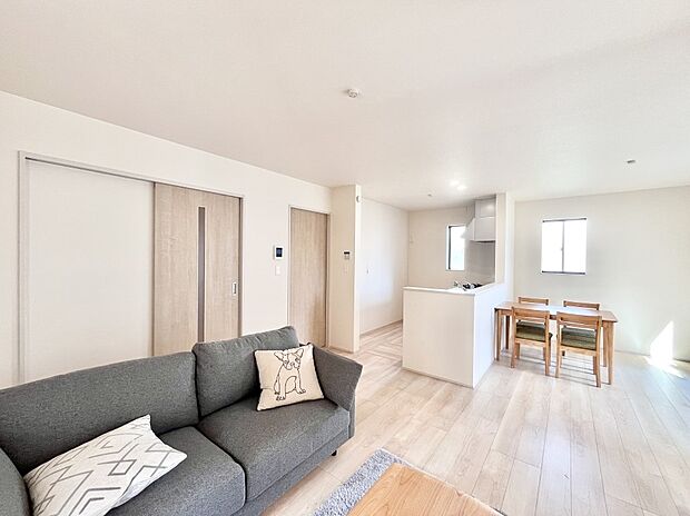 【リビングダイニング】家族団らんの時間も増えそうなくつろぎのリビングダイニング。