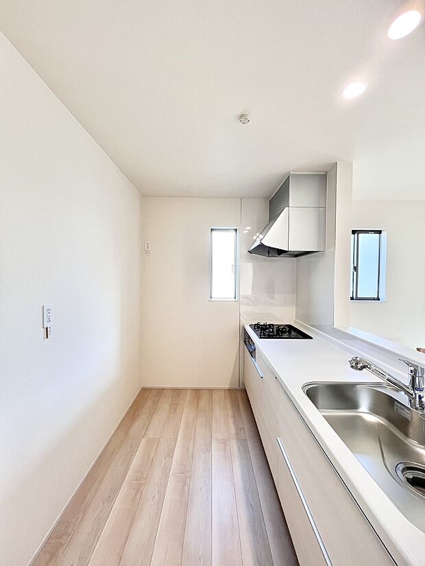 【ダイニングキッチン】爽やかな風が通り抜けるキッチン。窓があるので明るく換気にも役立ちます。