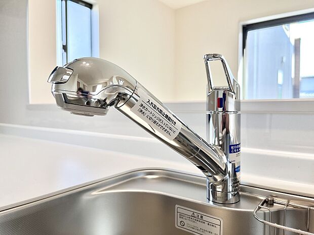 【その他設備(浄水器)】いつでも清潔なおいしいお水を。一つの水栓で水道水と浄水を使い分け。