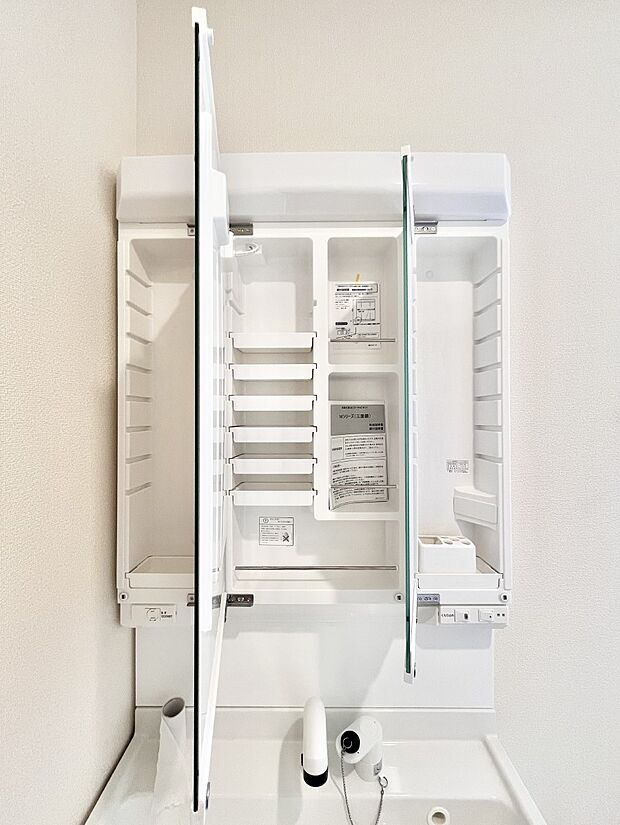 【その他設備(三面鏡裏収納)】三面鏡の裏に、化粧品や衛生用品などを収納可能。洗面台をすっきりと保ちます!