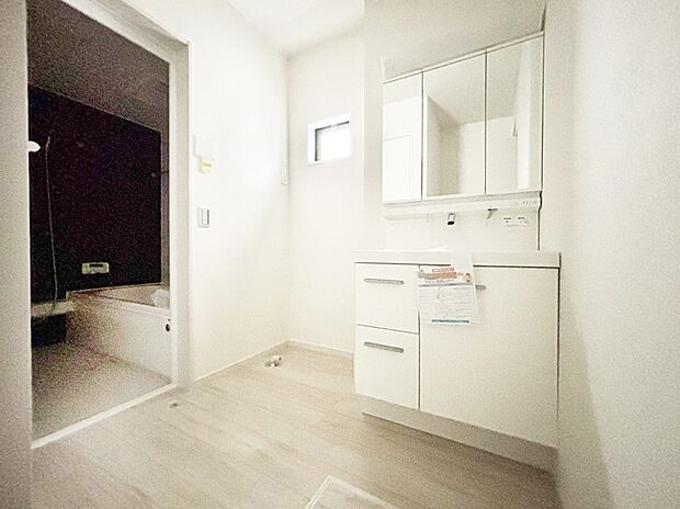 【脱衣場】清潔感ある洗面化粧室で朝の身支度も快適