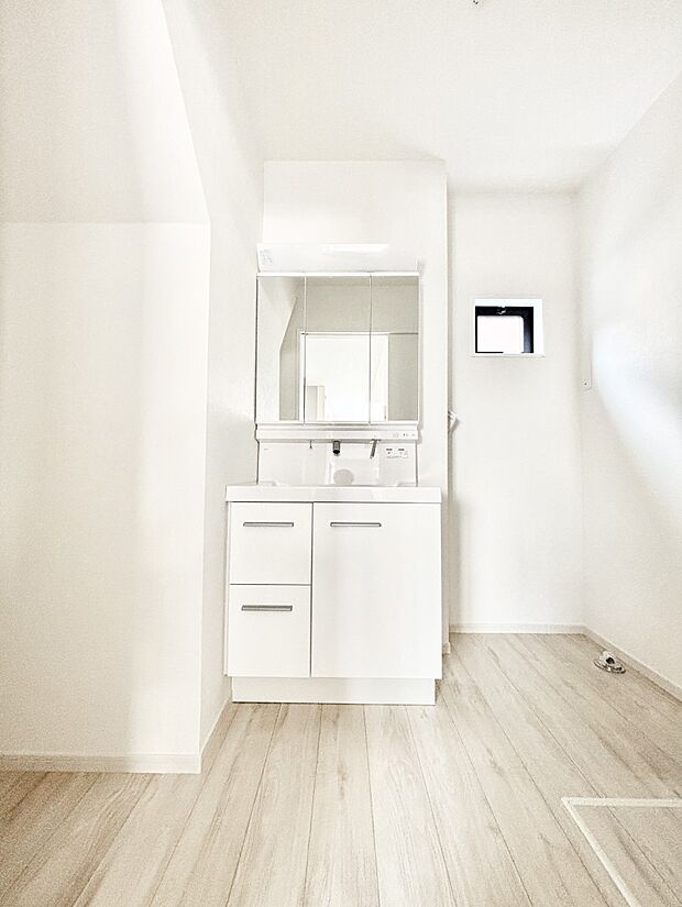 【洗面台・洗面所】三面鏡キャビネット・シャワー付き洗面化粧台で忙しい朝の身支度もスムーズに！